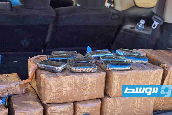 جانب من شحنة مخدر «حشيش» جرى ضبطها في سيارة قادمة من المنطقة الشرقية إلى بنغازي، السبت 15 فبراير 2025 (إدارة إنفاذ القانون بالمنطقة الوسطى)