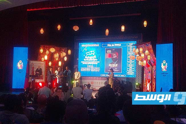 فريق العمل يتسلم الجائزة بالمهرجان (فيسبوك)