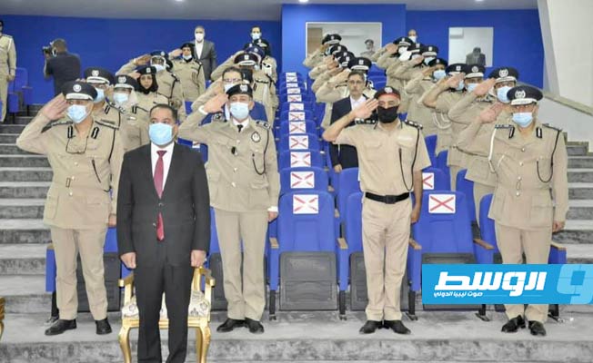 وزير الداخلية يشارك في حفل تكريم وكيل الوزارة السابق لشؤون الهجرة غير الشرعية