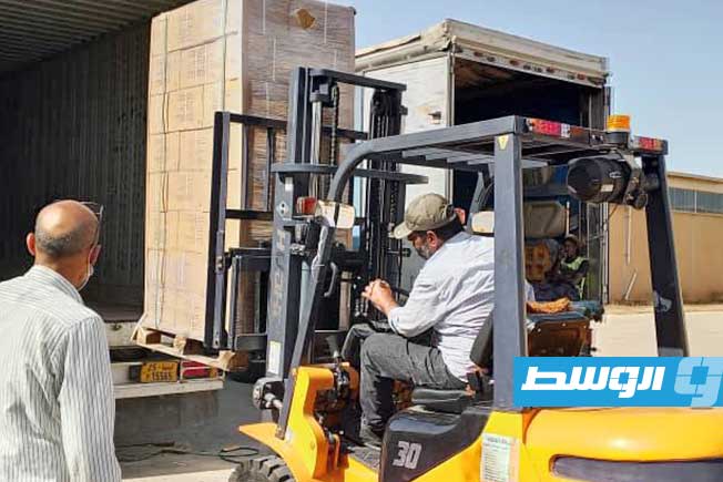 نقل شحنة من الكتاب المدرسي للمخازن الفرعية، 19 أكتوبر 2025. (وزارة التعليم)