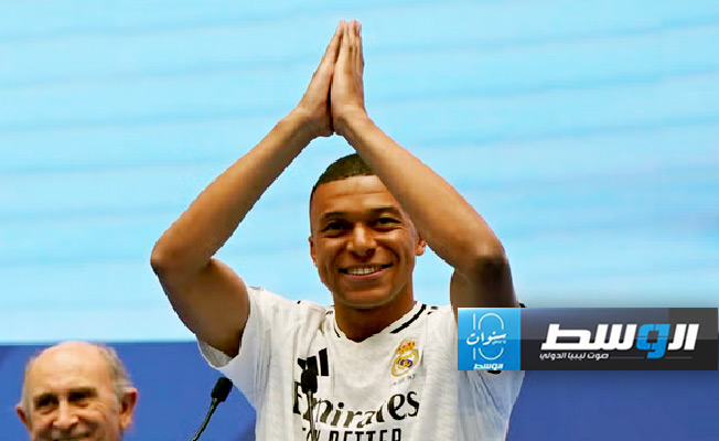 النجم الفرنسي كيليان مبابي يحيي جماهير ريال مدريد في حفل تقديمه، 16 يوليو 2024. (إنترنت)