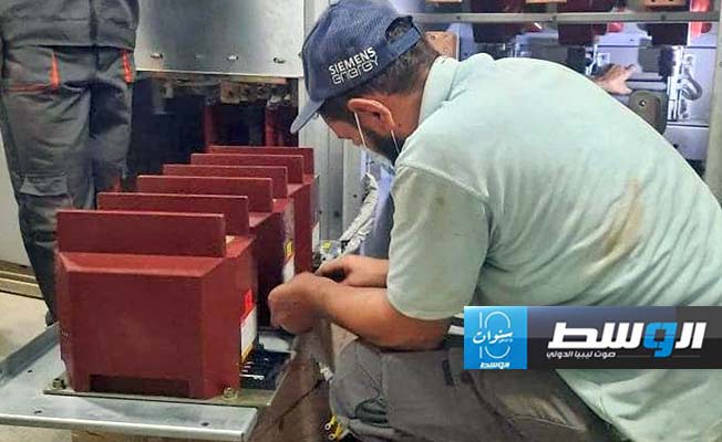 فنيون يعملون في إنجاز غلاية الوحدة الثانية بمحطة سرت البخارية (الشركة العامة للكهرباء)