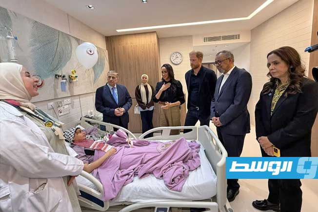 الأمير البريطاني هاري وزوجته ميغان خلال زيارة أطفال من غزة للعلاج في الأردن. (الإنترنت)