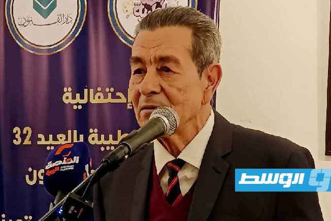 الأستاذ خليفة المهدوي مدير دار الفنون خلال فعالية احتفال «اللمة الطيبة» بالذكرى الـ32 لتأسيس دار الفنون. (بوابة الوسط)