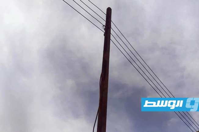 من تغيير مسار أعمدة ضغط منخفض في الجميل، 6 مارس 2026. (شركة الكهرباء)