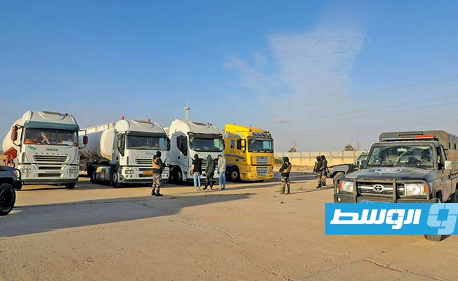 الشاحنات والمتهمين الموقوفين أثناء محاولة تهريب الوقود في مصراتة. (إدارة المهام الخاصة)