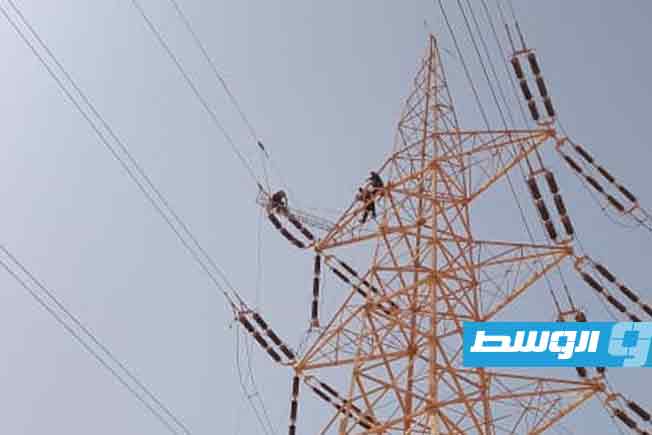 من أعمال إصلاح عطل بخط كهرباء شرق مصراتة – الحديد، 12 سبتمبر 2025. (شركة الكهرباء)