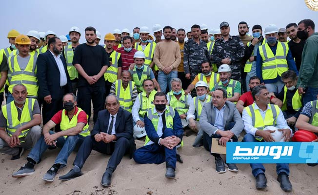 الدبيبة يزور مشروع محطة غرب طرابلس ويشارك عمالها وجبة الإفطار، 1 مايو 2021. (حكومة الوحدة الوطنية)