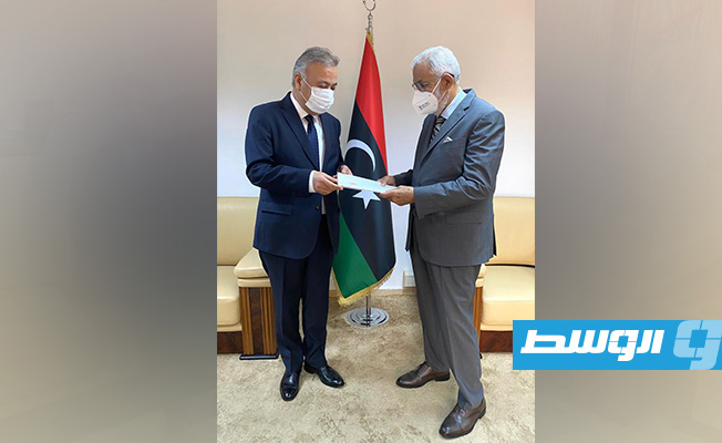 لقاء سيالة مع السفير التركي الجديد لدى ليبيا كنعان يلمز. (وزارة الخارجية الليبية)