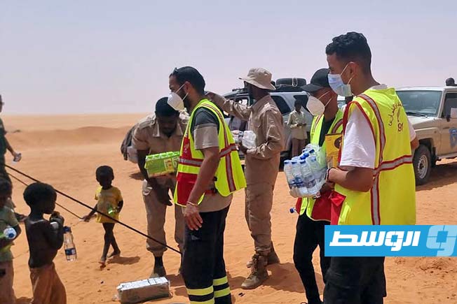 عناصر جهاز الإسعاف فرع الكفرة خلال تقديمهم المساعدة لنازحين سودانيين. (أرشيفية: صفحة الفرع على فيسبوك)