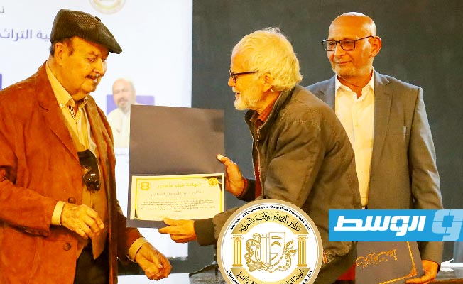 توزيع شهادات تقدير على الضيوف المشاركين تقديرًا لدورهم في إثراء النقاش. (المركز القومي لبحوث ودراسات الموسيقى العربية)