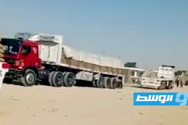 شاحنة محملة بالأسمنت تسقط بسبب انهيار أرضي في أجدابيا (الإنترنت)