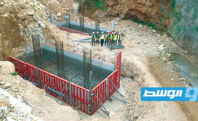 جانب من أعمال إنشاء جسر الشلال في درنة.