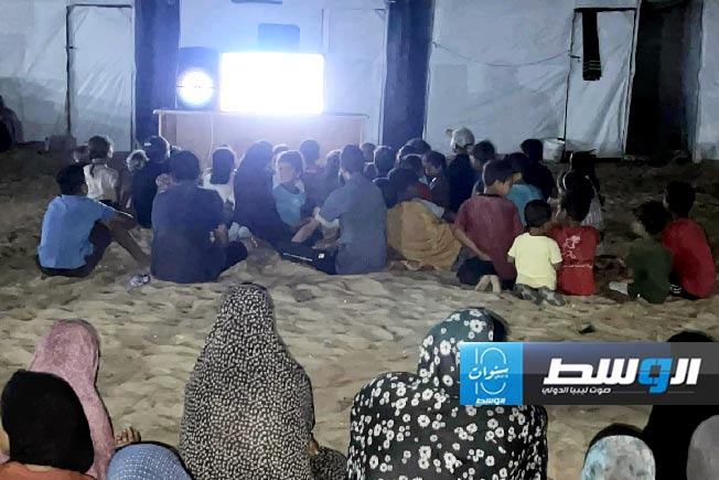 سينما بإمكانات محدودة للترفيه عن سكان المخيم. (فيسبوك)