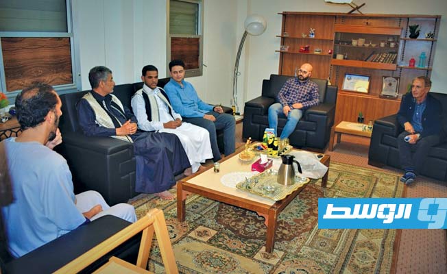مستخدمو شركة سرت للنفط في زيارة إلى أسرة مدير التخطيط الراحل محمد الكمخي. (الشركة)