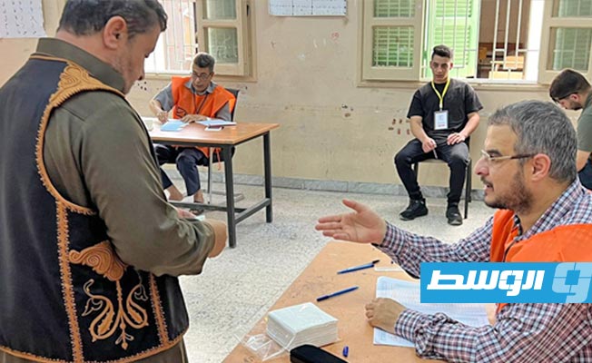 مواطن يدلي بصوته في انتخابات المجلس البلدي بمصراتة، 16 نوفمبر 2024. (حكومتنا)