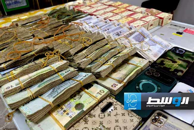 مضبوطات مع المتهم بتجارة المخدرات في الكفرة بعد ضبطه (جهاز البحث الجنائي)