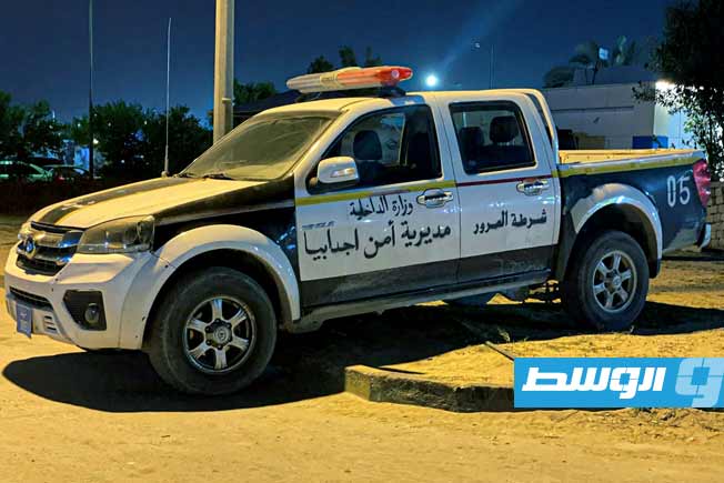 سيارة شرطة لتنظيم سير الحركة في محطة وقود بأجدابيا (مديرية أمن أجدابيا)