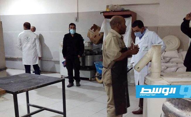 جولة عناصر الحرس البلدي التفتيشية بأحد المخابز في غريان. (الحرس البلدي غريان)
