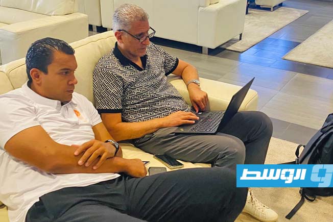 جانب من بعثة المنتخب الليبي لكرة السلة لدى مغادرتها إلى مدينة ناميبي الأربعاء 13 أغسطس 2025 (صفحة الاتحاد الليبي لكرة السلة على فيسبوك)