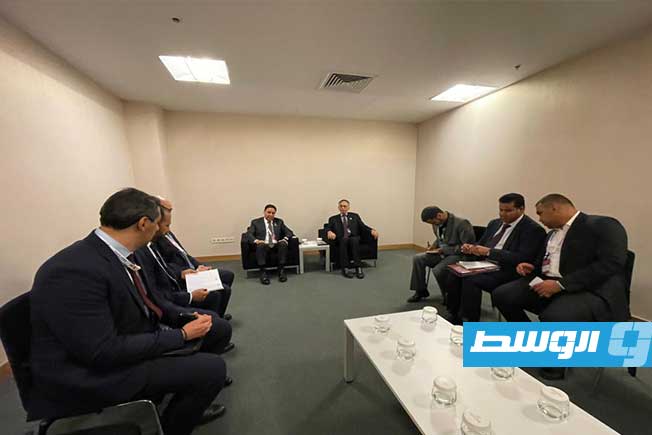 اجتماع الحويج مع نظيره المغربي على هامش أعمال المنتدى التركي - الأفريقي في اسطنبول، 17 أكتوبر 2025. (وزارة الاقتصاد)