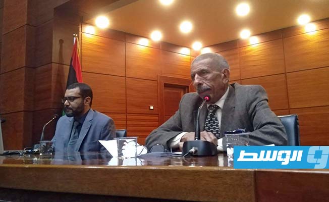 مدير المحاضرة علي الهازل، يمين، والدكتور محمد الأنصاري (خاص لـ بوابة الوسط)