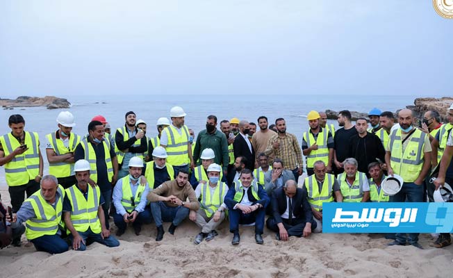 الدبيبة يزور مشروع محطة غرب طرابلس ويشارك عمالها وجبة الإفطار، 1 مايو 2021. (حكومة الوحدة الوطنية)