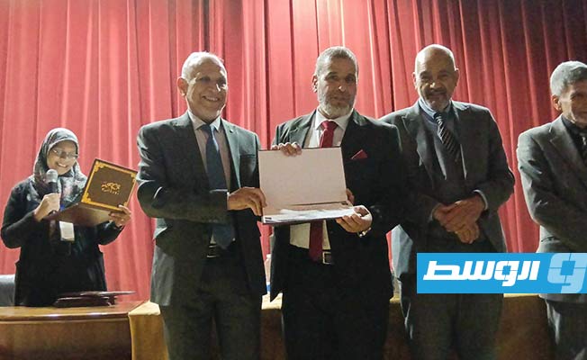 جانب من شهادات التكريم للمشاركين. (بوابة الوسط)
