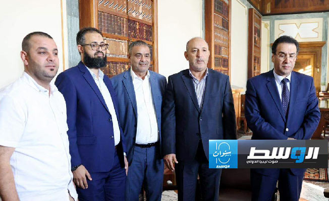 صورة متداولة بمواقع وصفحات تواصل ليبية لما قيل إنه تسليم وتسلم إدارة المصرف المركزي، 26 أغسطس 2024. (الإنترنت)