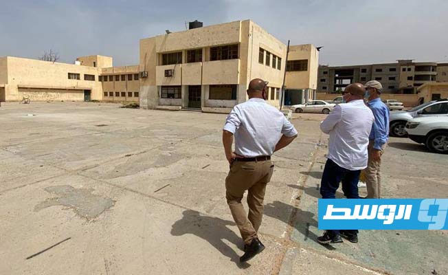 نائب رئيس اللجنة الدولية للصليب الأحمر جيل كاربونييه خلال لقاء بالعاملين في مجال الرعاية الصحية وممثلي سكان حي الكايخ في قصر بن غشير، جنوب طرابلس، 7 يونيو 2021. (فيسبوك)