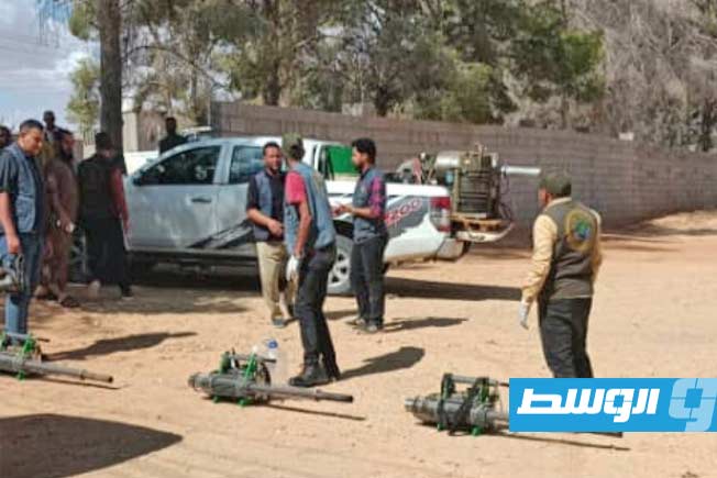 حملة ميدانية لمكافحة انتشار حشرة القراد بمحلة المصابحة في منطقة سوق الجمعة بترهونة، السبت 4 أكتوبر 2025 (وزارة الحكم المحلي)