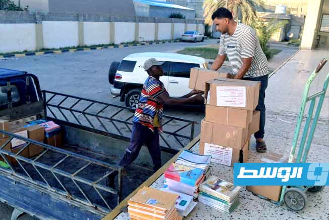 لحظة تسليم شحنات جديدة من الكتاب المدرسي، الأحد 26 أكتوبر 2025. (وزارة التربية والتعليم)