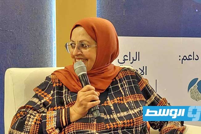 الباحثة أسماء الأسطى خلال مشاركتها في الجلسة الحوارية عن تاريخ المكتبات بطرابلس في حوش محمود بي بالمدينة القديمة في 24 مارس 2025. (بوابة الوسط)