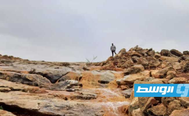 جانب من رفع آثار السيول بالفرع البلدي بنينا (بلدية بنغازي على فيسبوك)