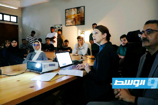 الفنانة الفرنسية آن ليز بروييه تُنظّم ورشة فنية في طرابلس ضمن مشروع فوتوغرافي حول المتوسط. (سفارة فرنسا في ليبيا - منصة إكس)