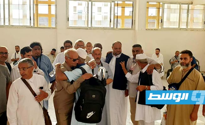 الحجاج يستعدون لاستقلال الرحلة.