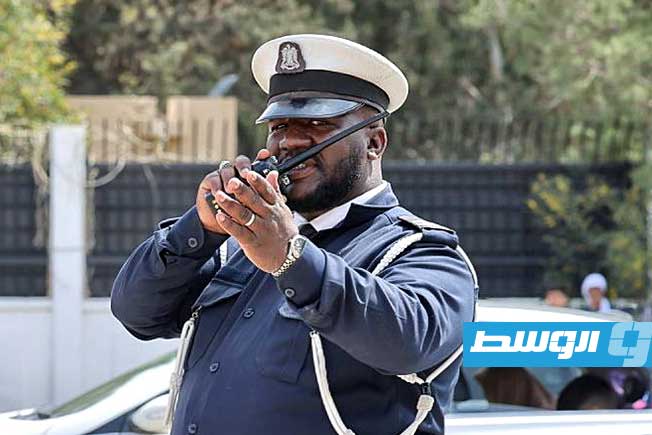 رجل مرور ينظم حركة السير على طريق المطار بطرابلس، 22 مارس 2026. (أمن طرابلس)