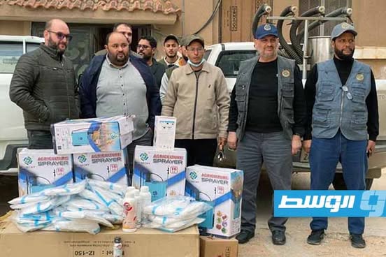 متابعة مدير إدارة الإصحاح البيئة لعمليات التعقيم والتطهير في ترهونة، الخميس 2 يناير 2024. (وزارة الحكم المحلي)