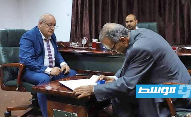 رئيس قسم الأمراض الجلدية بمستشفى ابن سينا بسرت ومدير عام مستشفى العافية بهون يوقعان اتفاقية تعاون علمي. (الإنترنت)