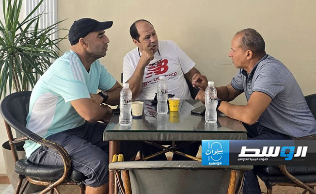 رئيس الاتحاد الليبي للسباحة والألعاب المائية عصمان القنين يعقد اجتماعا في مدينة بنغازي. (فيسبوك)