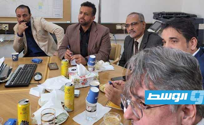 المدير الإقليمي لشركة «شلمبرجير» فرناندو روجي خلال لقاء مع مسؤولين بشركة الخليج العربي. (شركة الخليج العربي)