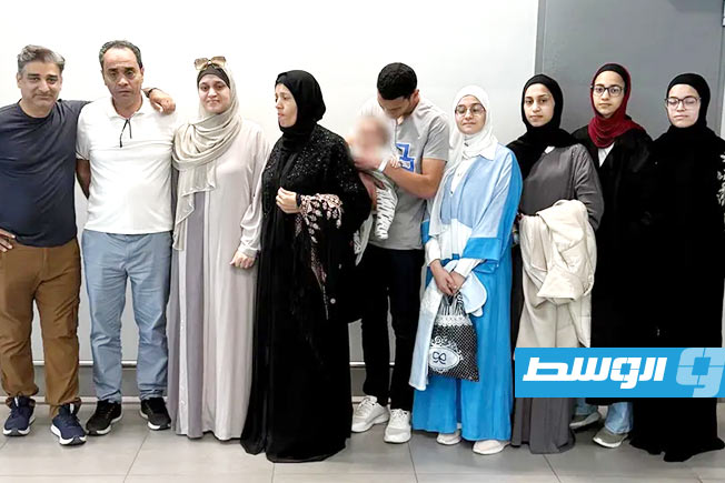 عائلة هند رجب بعد وصولها إلى اليونان في 25 سبتمبر 2025، مع وجود أحمد خان على اليسار. (فارايتي)