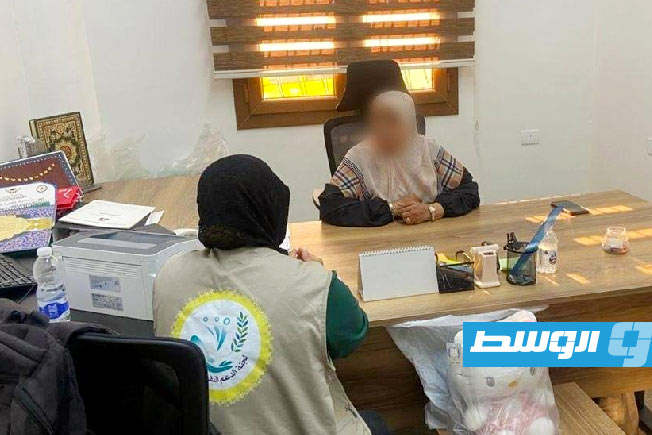 فريق من وزارة الشؤون الاجتماعية يتفقد حالة الطفلة رواسي بدار الطفل في طرابلس، 6 يوليو 2025 (وزارة الشؤون الاجتماعية)