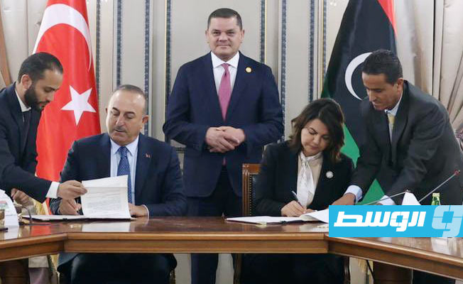 المنقوش توقع على مذكرة التفاهم بشأن الطاقة والغاز مع نظيرها مولود جاويش أوغلو بحضور الدبيبة في طرابلس، الإثنين 3 أكتوبر 2022. (حسب وزير الخارجية التركي)