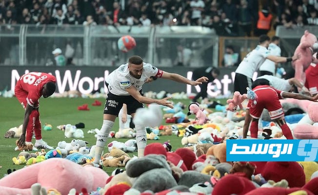 ألعاب أطفال ألقتها جماهير بشكتاش للأطفال المتضررين من الزلزال، الأحد 26 فبراير 2023 (تويتر)