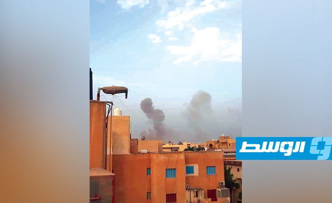 تصاعد دخان من موقع انفجار مخزن للذخيرة في جنزور.