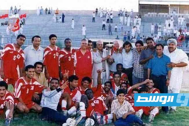 الأصفر مع فريق الأهلي بنغازي المتوج ببطولة كأس ليبيا العام 1996. (فيسبوك)