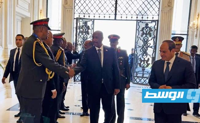 الرئيس المصري عبدالفتاح السيسي يستقبل قائد الجيش السوداني عبدالفتاح البرهان في مدينة العلمين، 29 أغسطس 2023 (مجلس السيادة الانتقالي السوداني)