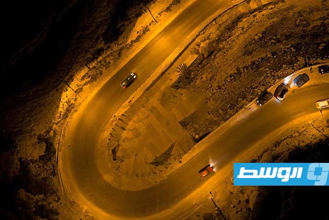 إنارة طريق أبورشادة بالجبل الغربي غريان، 16 فبراير 2025. (شركة الكهرباء)