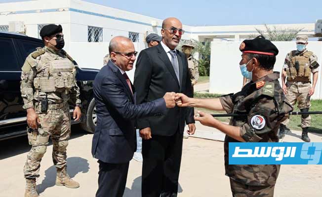 الكوني واللافي خلال زيارتهما لمعسكر قوة مكافحة الإرهاب، الأحد 15 أغسطس 2021. (المجلس الرئاسي)